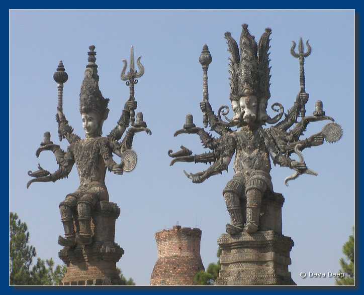Sala Kaew Ku statues 20031224-16